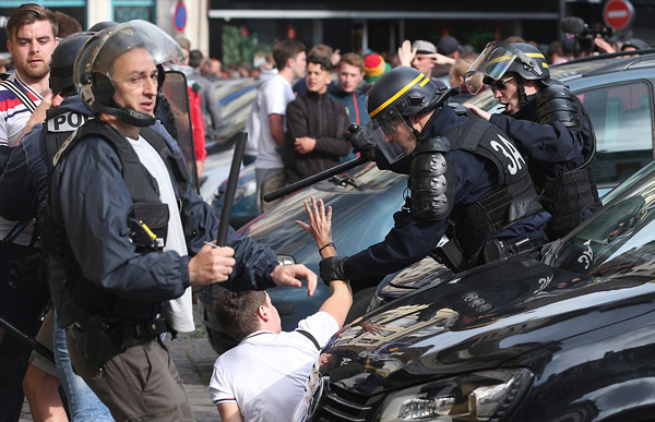 35513A4F00000578-3643349-Taking_action_A_French_riot_police_officer_was_seen_grabbing_a_f-a-100_1466018173831